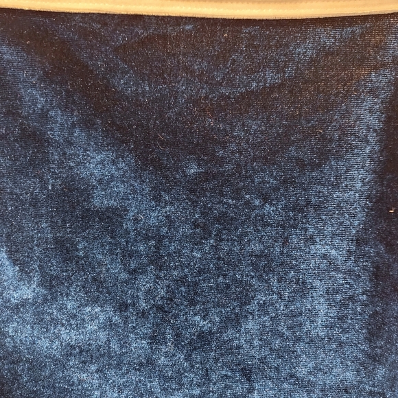 SHEIN CONTRAST BINDING VELVET SHORTS SET - Picture 4 of 6